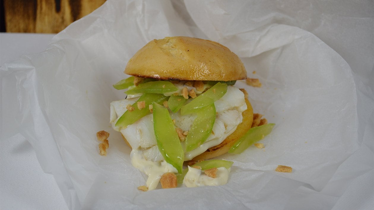 Fischbrötchen mit Remoulade, Gurken und Röstzwiebeln