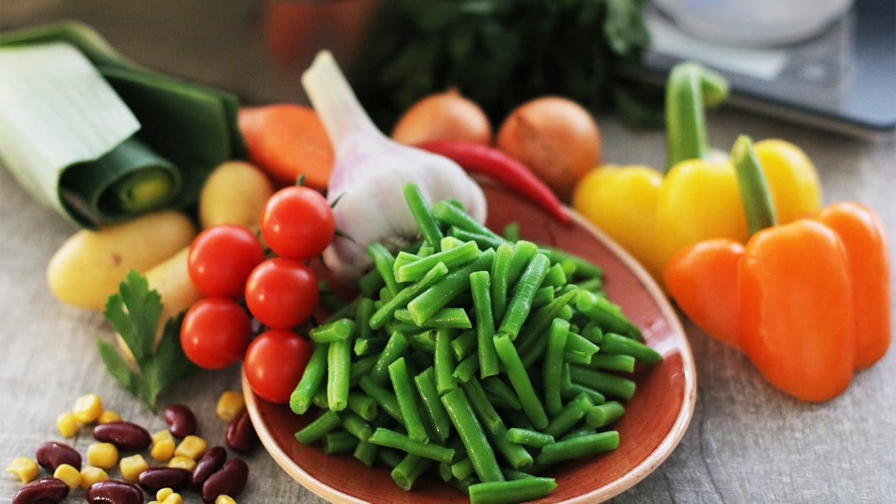 Grüne Bohneneintopf mit Tomaten, Mais und Kidneybohnen