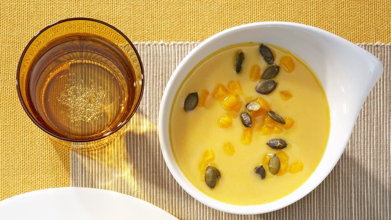 Karotten-Kürbis-Cremesuppe mit gerösteten Kürbiskernen –  