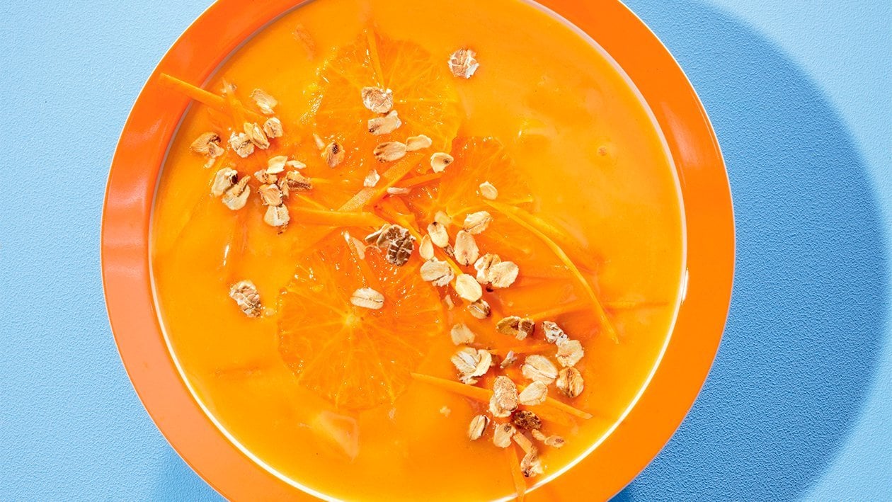 Karotten-Orangen-Cremesuppe mit gerösteten Haferflocken –  