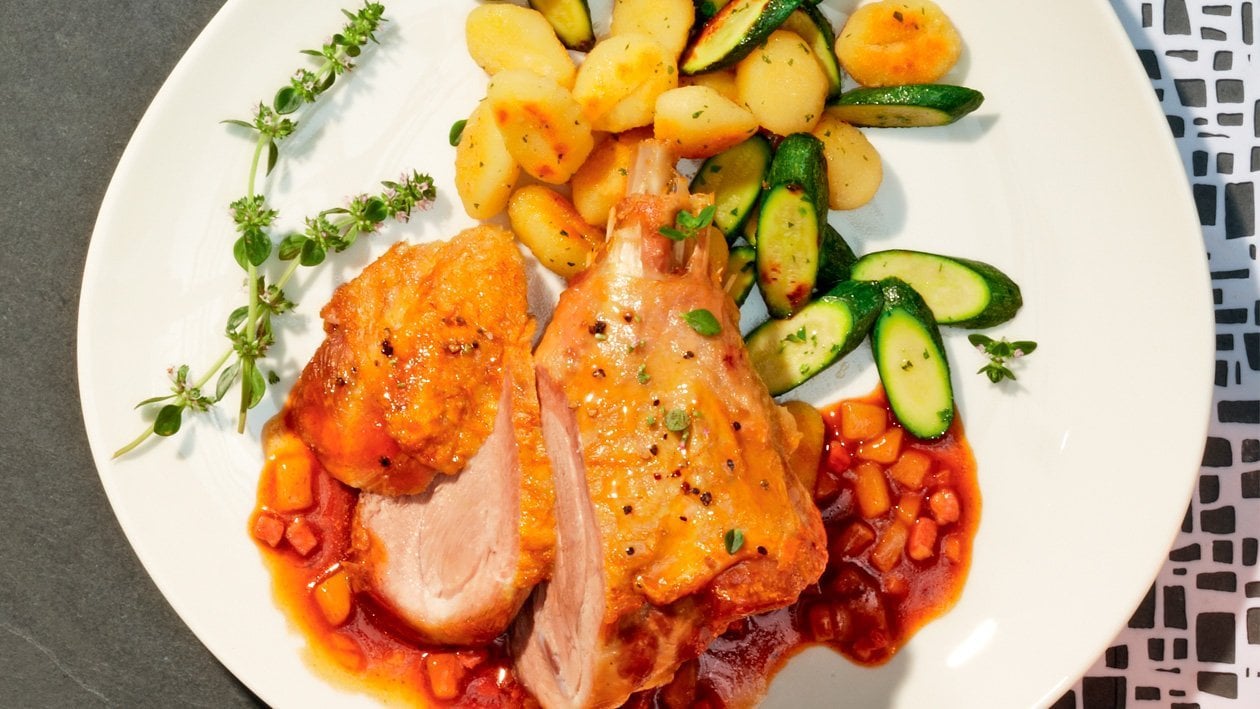 Geschmorte Putenkeule mit karamellisierter Birnen-Specksauce und Gnocchi-Zucchinipfanne –  