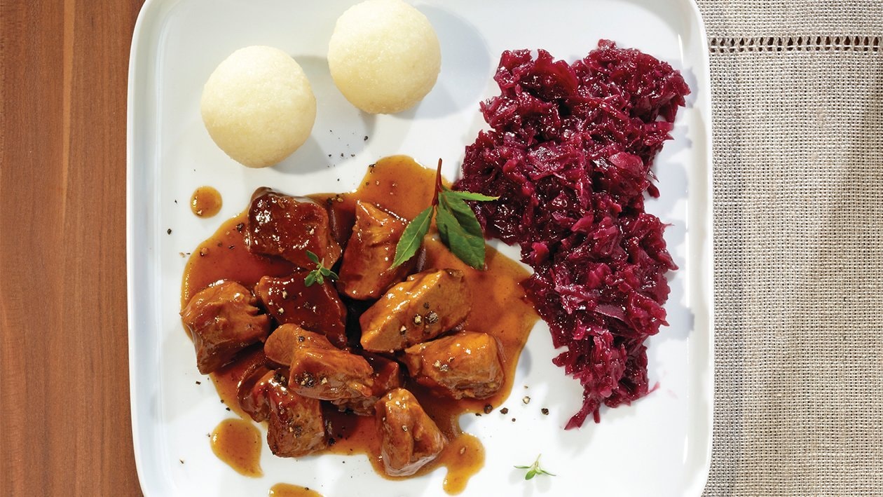 Gulasch vom Wildschwein mit Rotkohl und Klößen als Beilage.