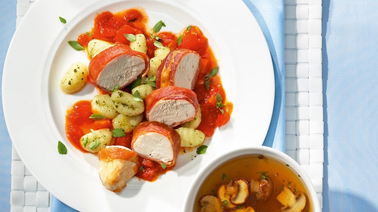 Hähnchenbrustfilet im Schinkenmantel auf Tomatenragout und Basilikumgnocchi										 –  