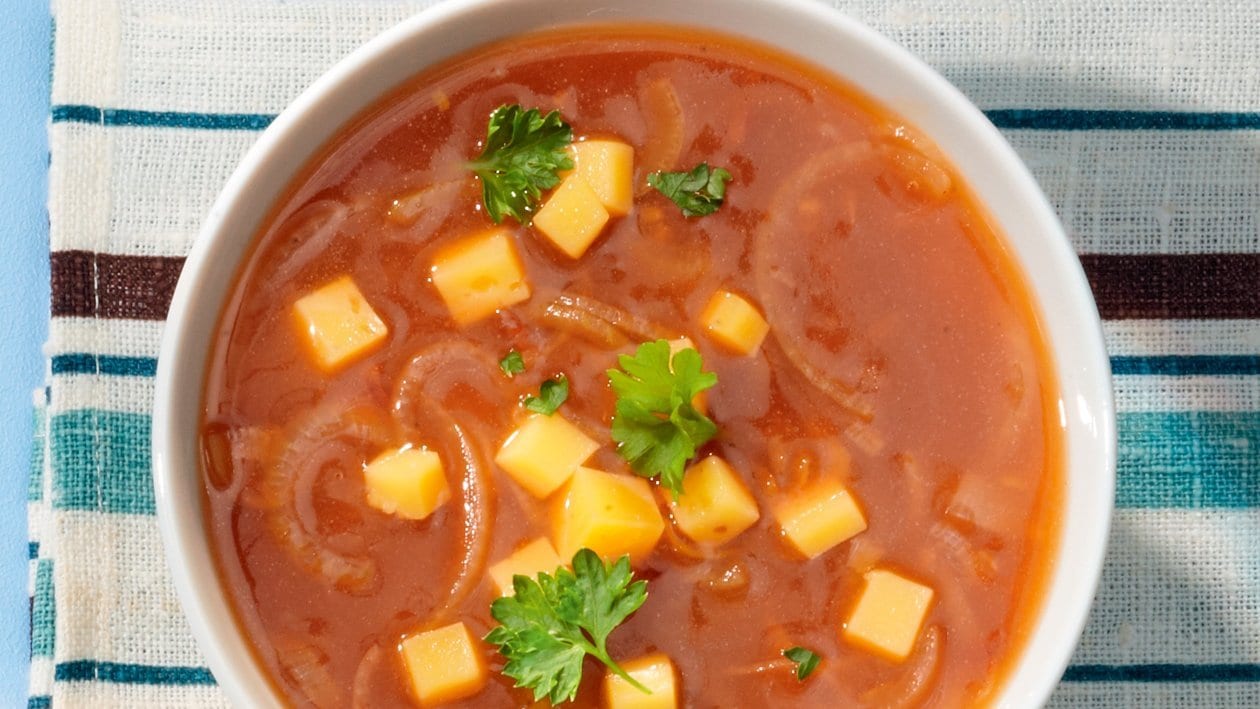 Zwiebelsuppe mit kleinen Käsewürfeln –  