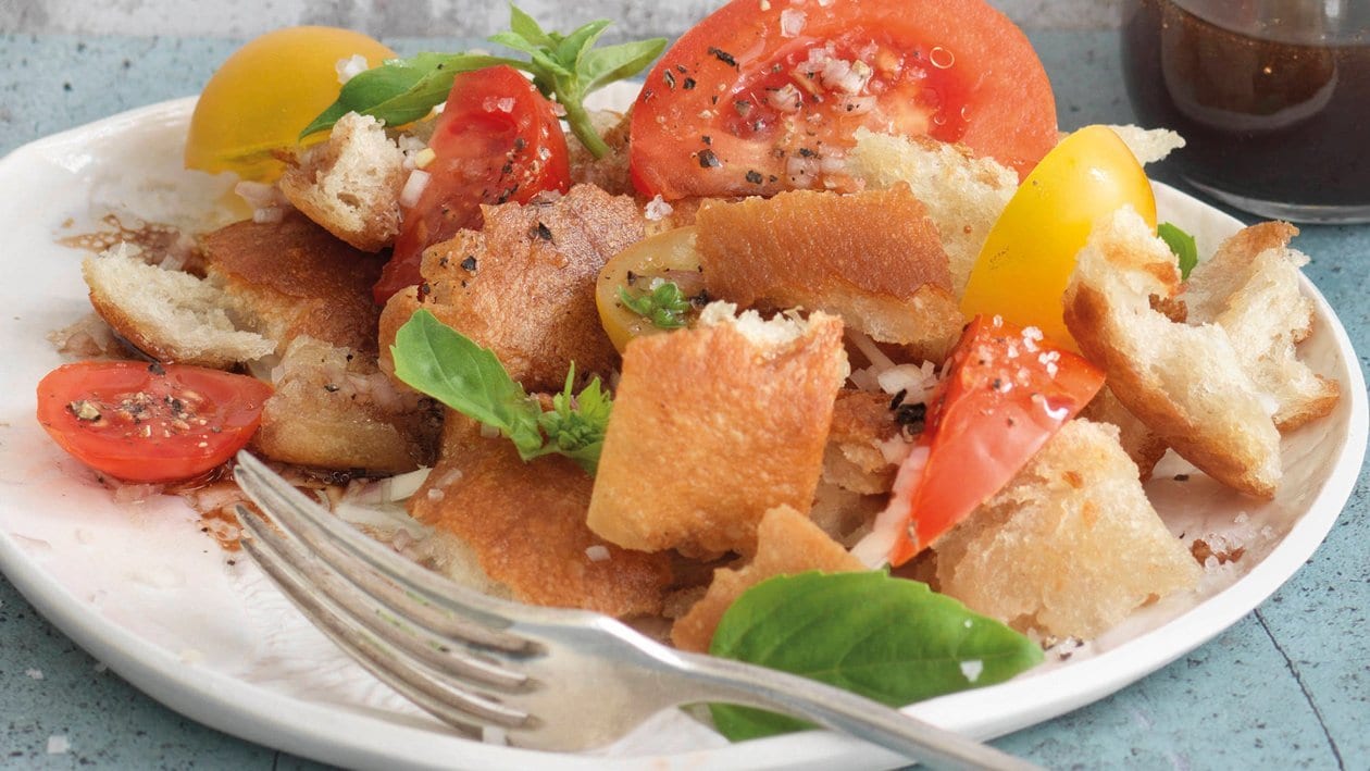 Brotsalat mit frischer sommerlicher Tomatenvielfalt –  