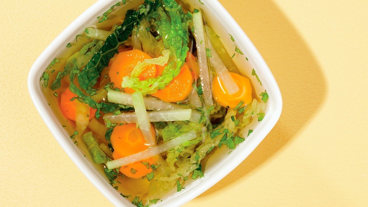 Klare Wirsingsuppe mit Kohlrabi und Karotten –  