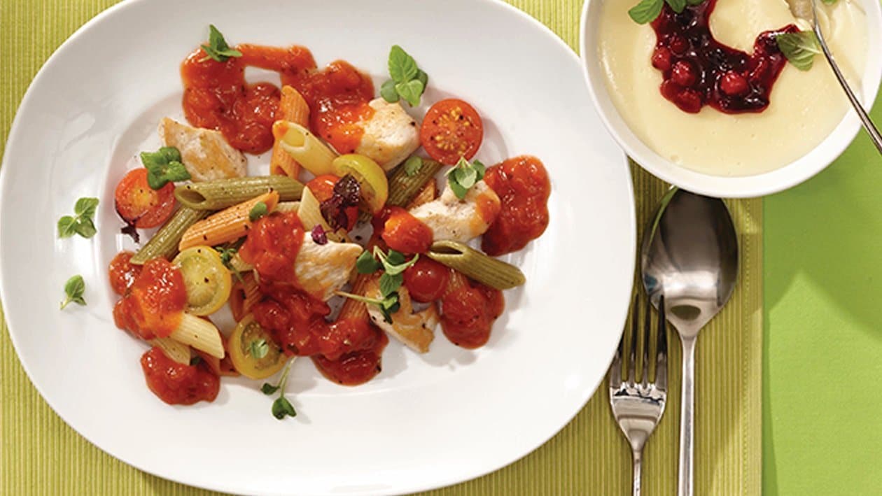 Penne mit Hähnchenbruststreifen, Tomaten und Kresse