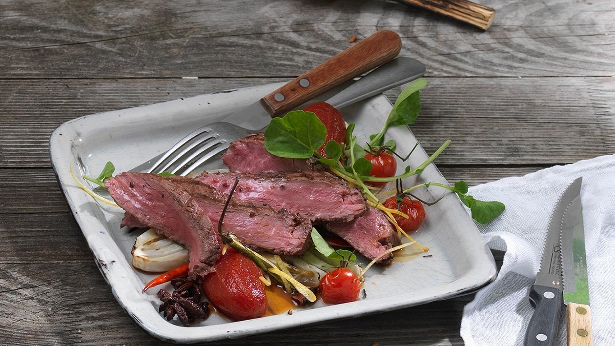 Flank Steak mit würziger Tomate und Fenchel-Gericht.