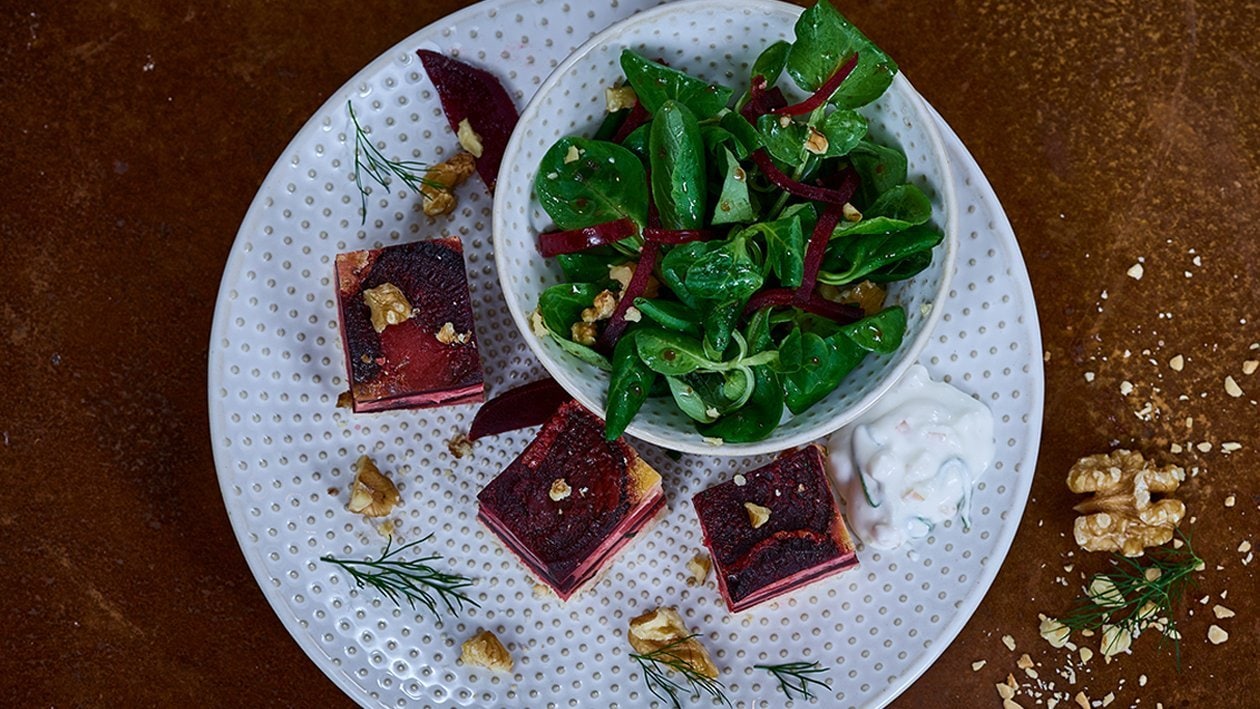 Rote Beet-Quiche mit Feldsalat und Walnüssen-Quiche.