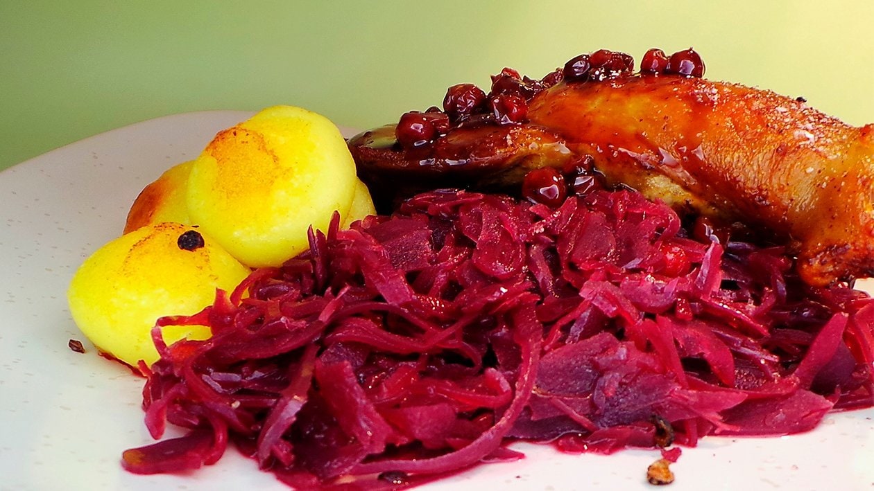 Gänsekeule mit Preiselbeersauce, Rotkraut &amp; Kartoffelknödel