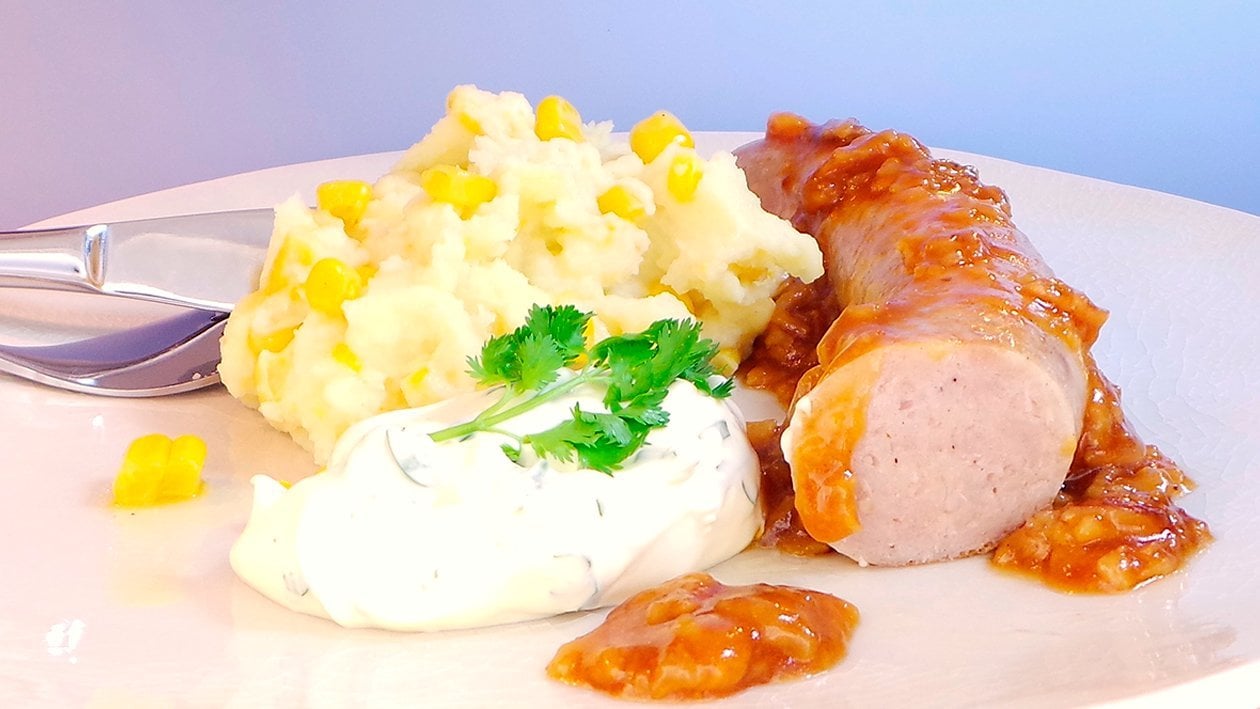 Bratwurst mit Kartoffel-Maispüree und würziger Soße