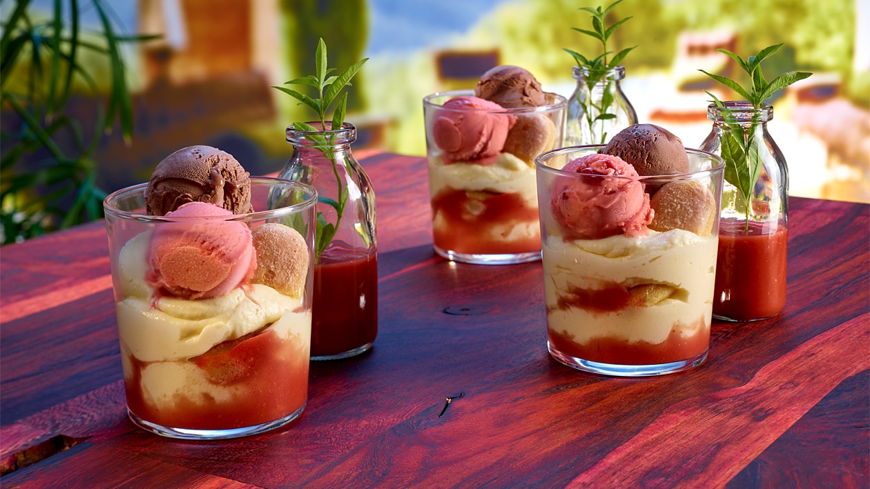 Rhabarber Tiramisu mit frischen Erdbeeren und Erdbeer-Schokoladen Eis –  
