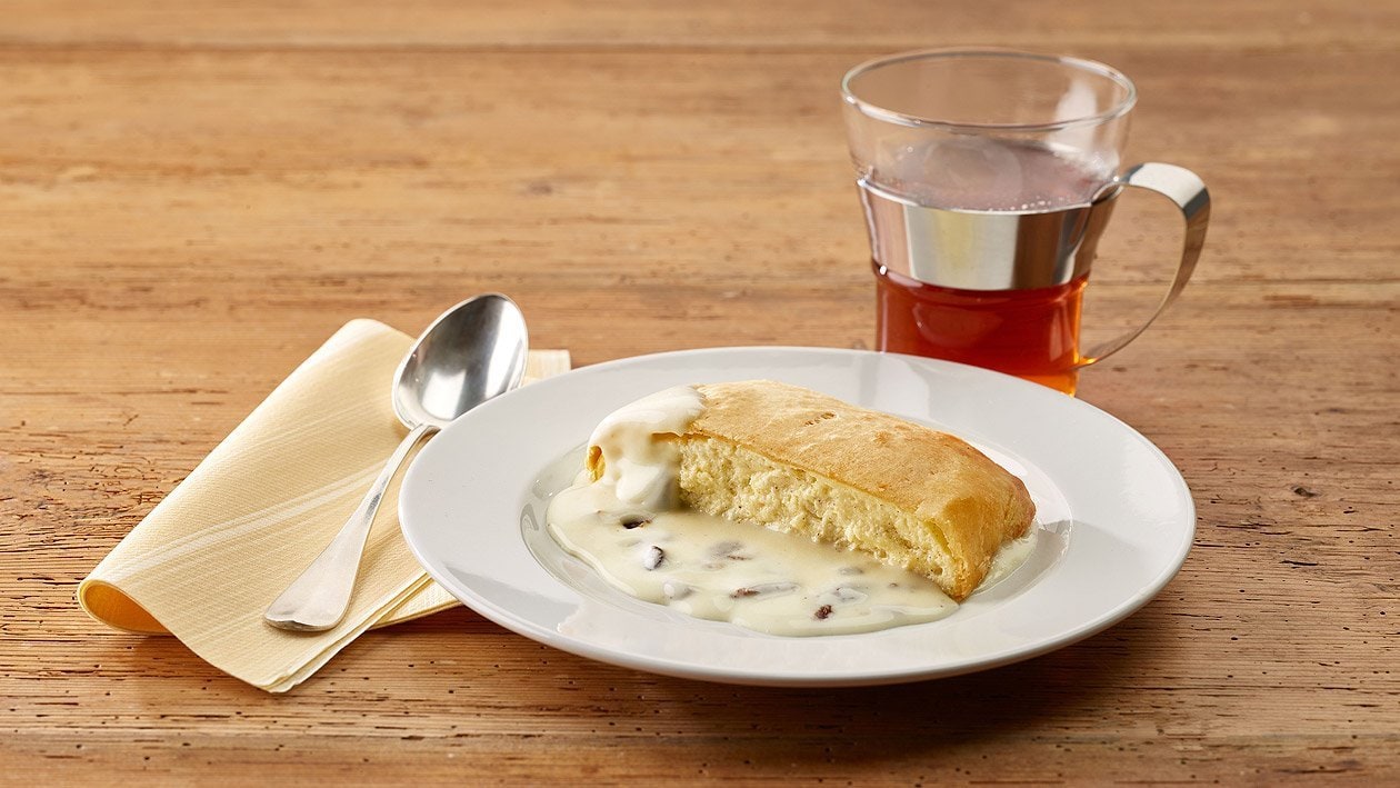 Quarkstrudel mit Rum-Rosinensauce und Vanillecreme