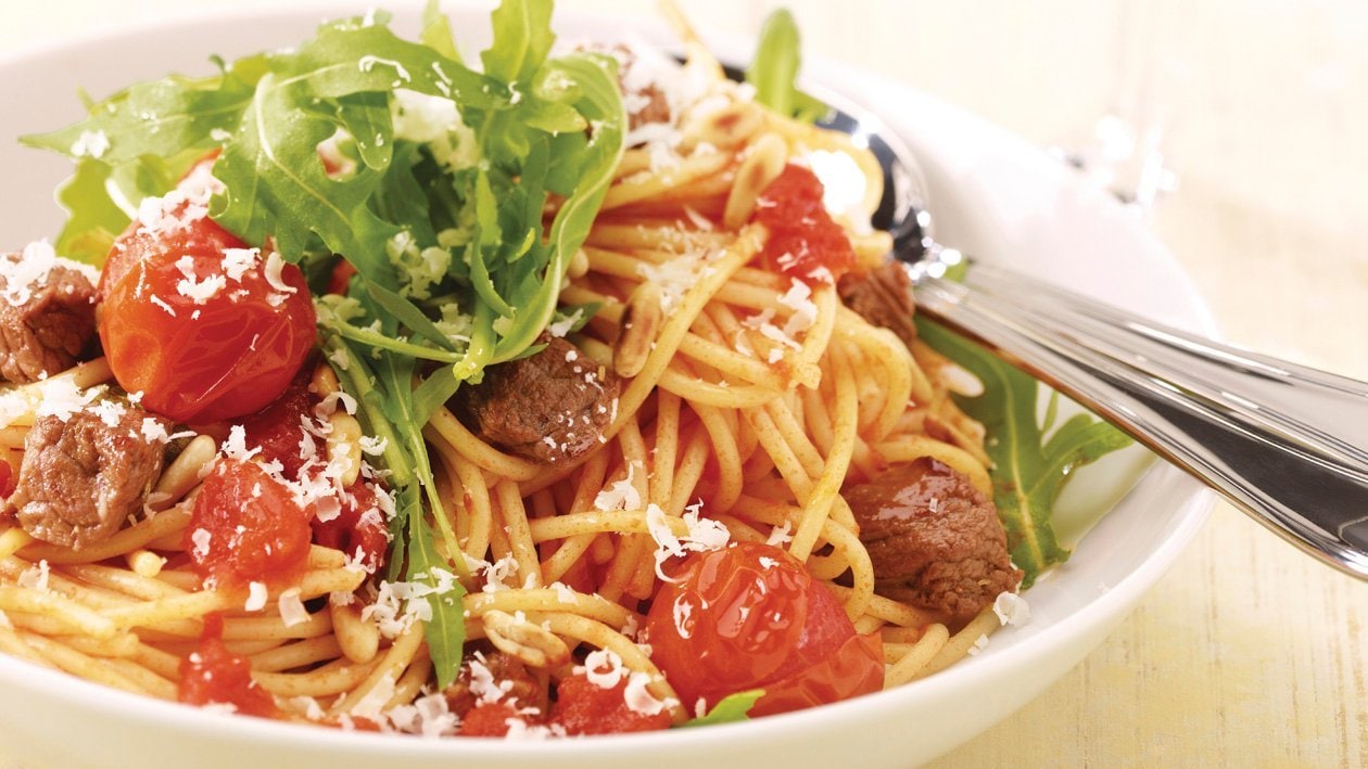 Spaghetti mit Rindsfleischwürfel, Tomaten und Rucola –  